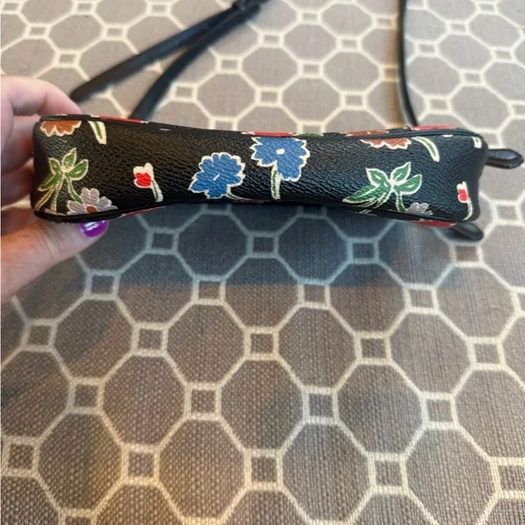 Coach Crossbody Bag with Daisy Field print - Picture 4 of 14